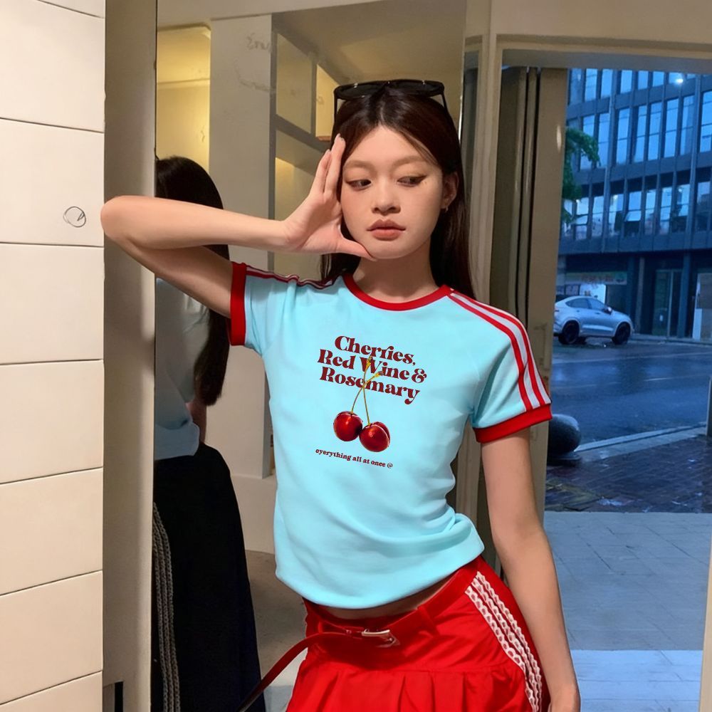 ChillTee🍒 เสื้อยืดแขนสั้น 3 แถบ“Cherry” 🍇เสื้อสั้นเข้ารูปสไตล์สปอร์ต เสื้อท็อปสไตล์แจ๊สฮิปฮอปสุดฮอตหญิง T922