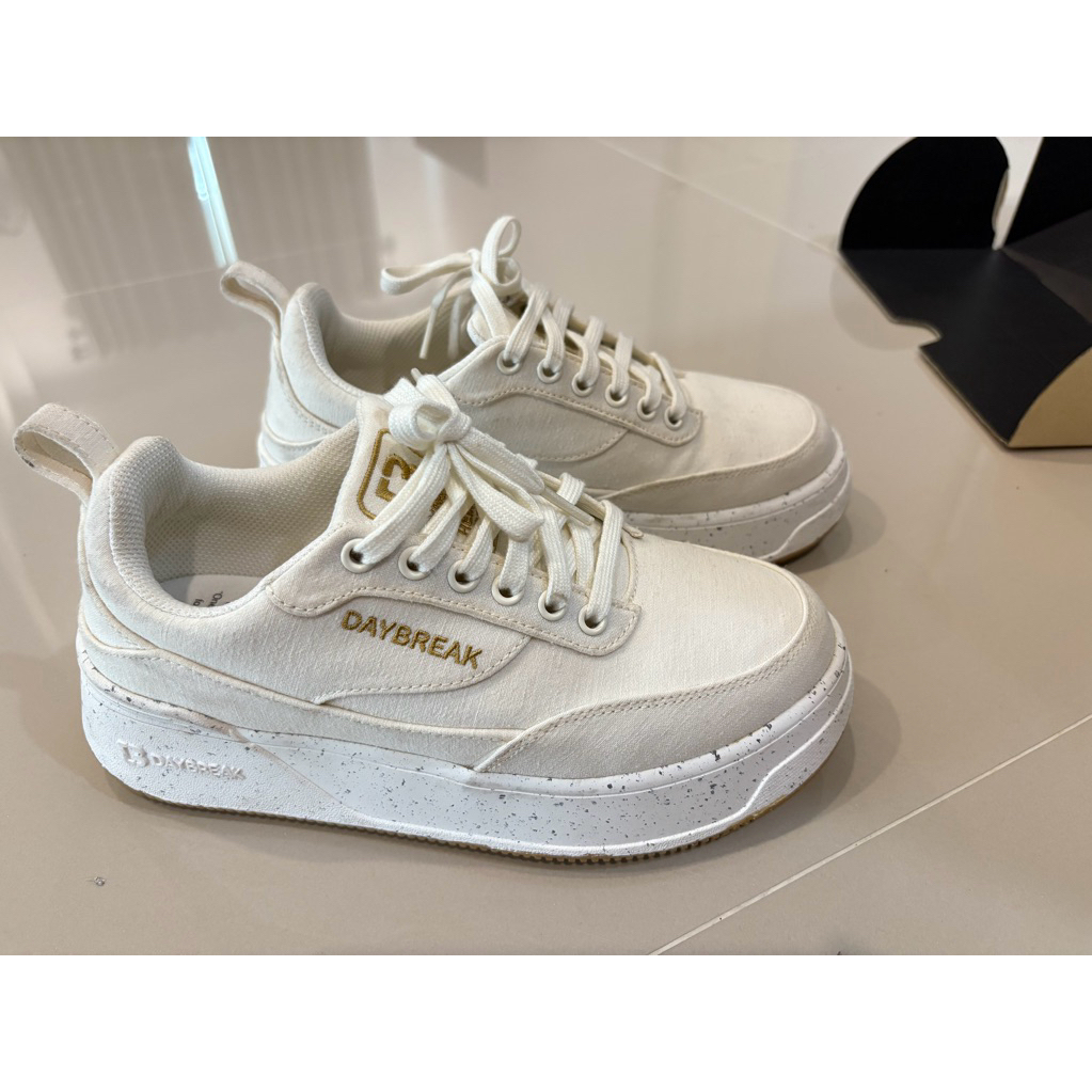 รองเท้ายี่ห้อDAYBREAK