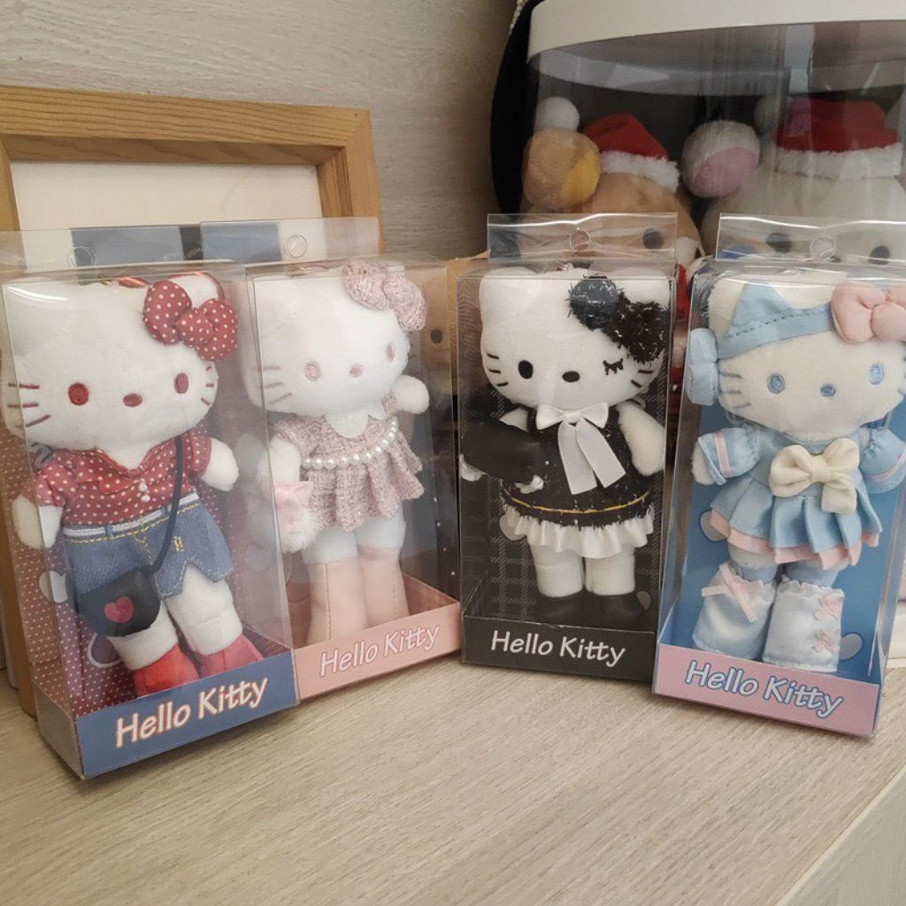 พวงกุญแจ Hello Kitty ขายาวใส่ชุด น่ารักมาก พร้อมกล่อง มี 5 ลาย ราคาตัวละ 199 บาท