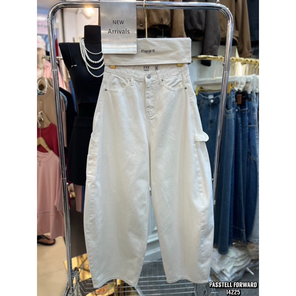 🇰🇷New🇰🇷  Korea heart pocket white denim baggy jeans รุ่นใหม่ค่า กับยีนbaggyเรียบ สีขาวไม่บางนะคะ ผ้า