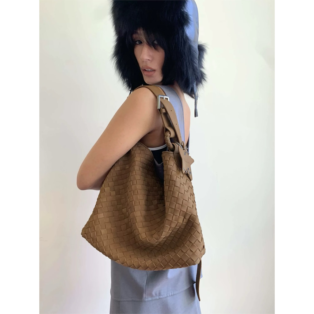[Pre-order] ECODAY - Suede woven tote bag กระเป๋าสานหนัง PU