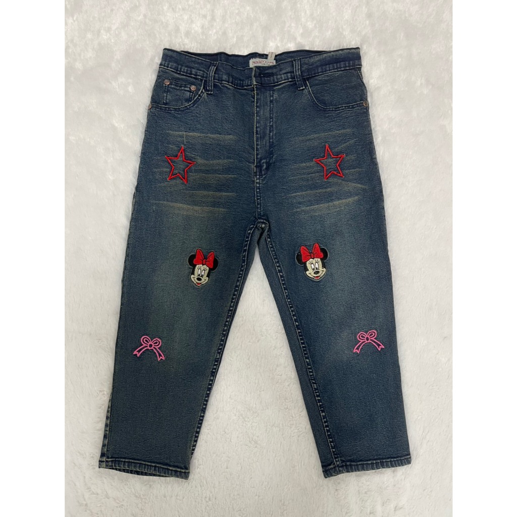 M 111 กางเกงยีนส์ 5 ส่วน ผ้ายืด ด้านหน้าปักลายดาว เย็บปลายขา  ยาว 30-31 นิ้ว