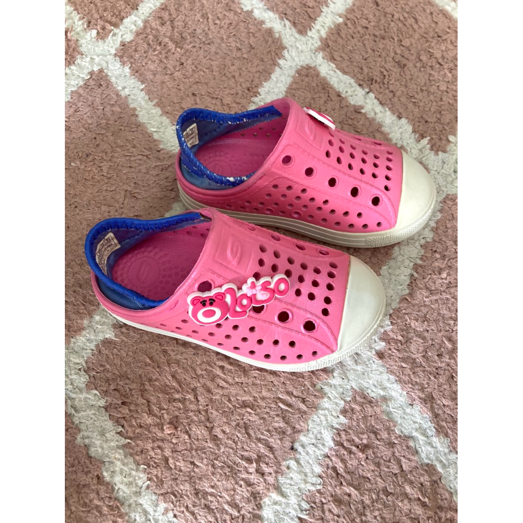 ส่งต่อรองเท้าเด็ก แบรนด์ sketchers size c7 ยาว 14.5 cm ของจริงตามภาพเลยนะคะ มีร่องรอยตามการใช้งานค่ะ