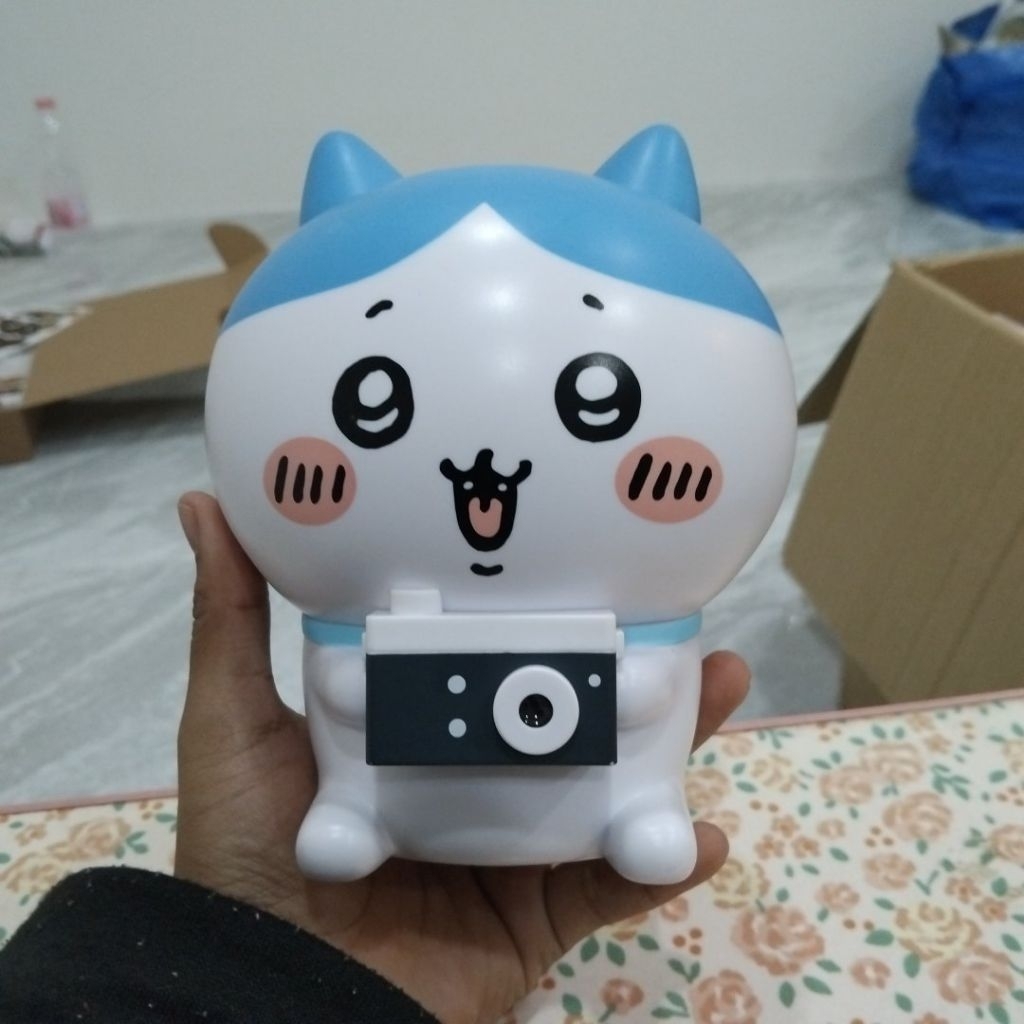 โคมไฟรูปตัวละคร "ฮาจิวาเระ" (Hachiware) จากการ์ตูนเรื่อง "ชิคาวะ" (Chiikawa)