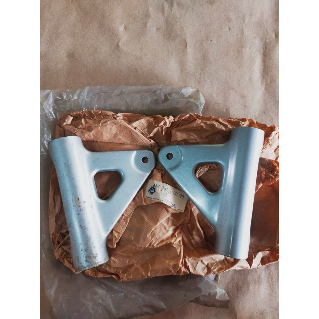 หูช้าง ยึดไฟหน้า ซ้าย+ขวา รุ่นตัวแรก Yamaha DT100 DT125 DT175 DT250 (A B C) แท้ใหม่ Made in japan หา