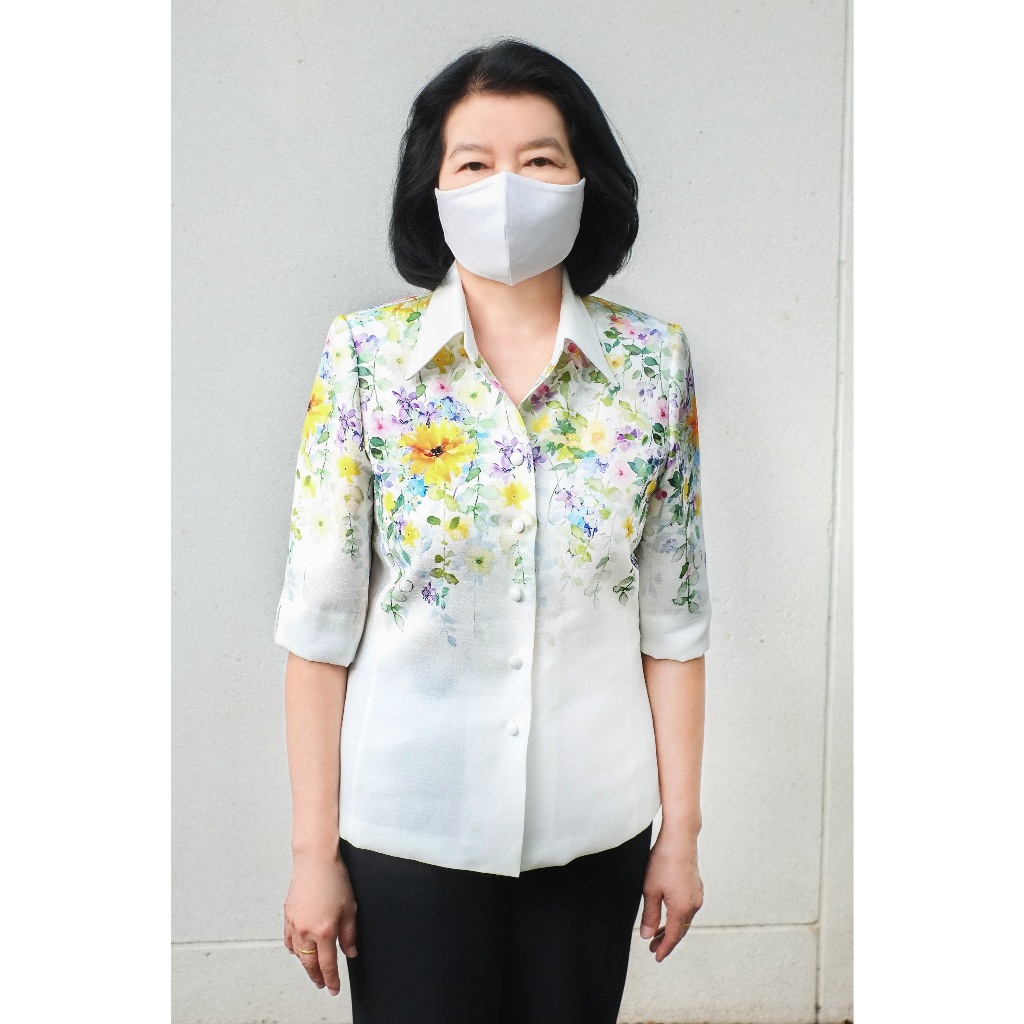 Daris เสื้อเชิ้ตผู้หญิง Woman's shirt เข้ารูป แขนสามส่วน พื้นขาว ลายดอกไม้ฟ้าเหลือง