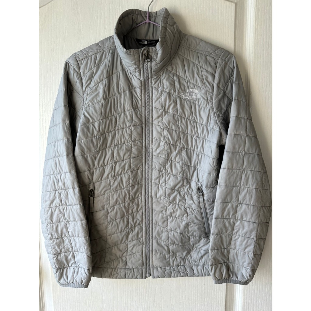 เสื้อกันหนาว the north face แท้!! มือสอง  ThermoBall eco (เด็ก) อก 36 ยาว 23 มีสีเปื้อน 2 จุดตามคลิป