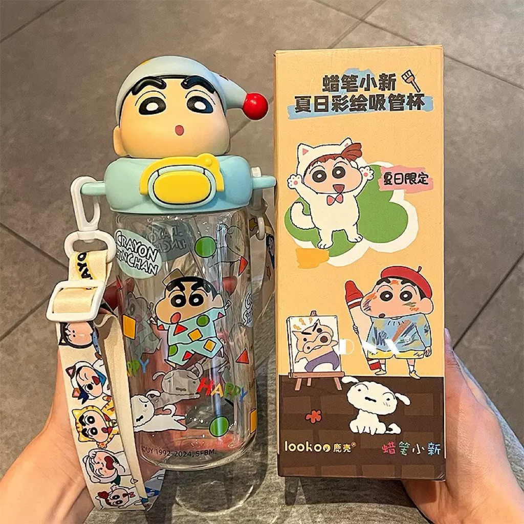 แก้วน้ำลายการ์ตูน ชินจัง 580ml ขวดน้ําพกพา แถมหลอดดูดยาวดีไซ  มีสายสะพายCrayon Shin-Chan ถ้วยน้ําเด็ก