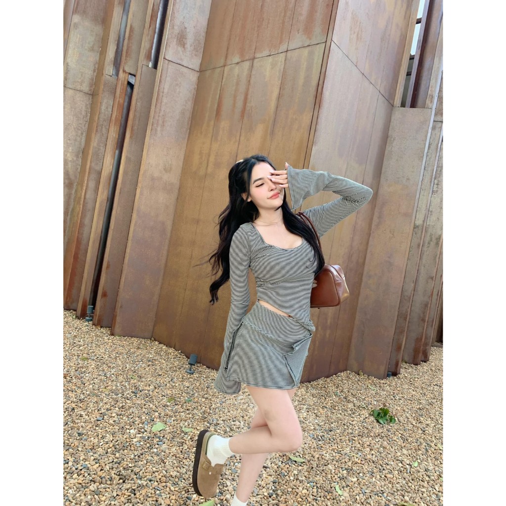 #Thanyathep เซท3ชิ้นแถมเข็มกลัด เสื้อแขนยาว ทรงเข้ารูปมาพร้อมกระโปรงทรงสุดฮิต