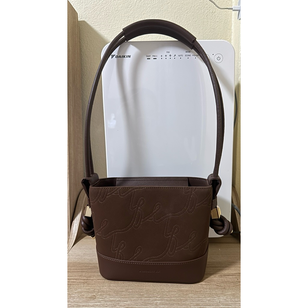 A treasure box รุ่น mini all day สี mocha mousse สภาพ99%