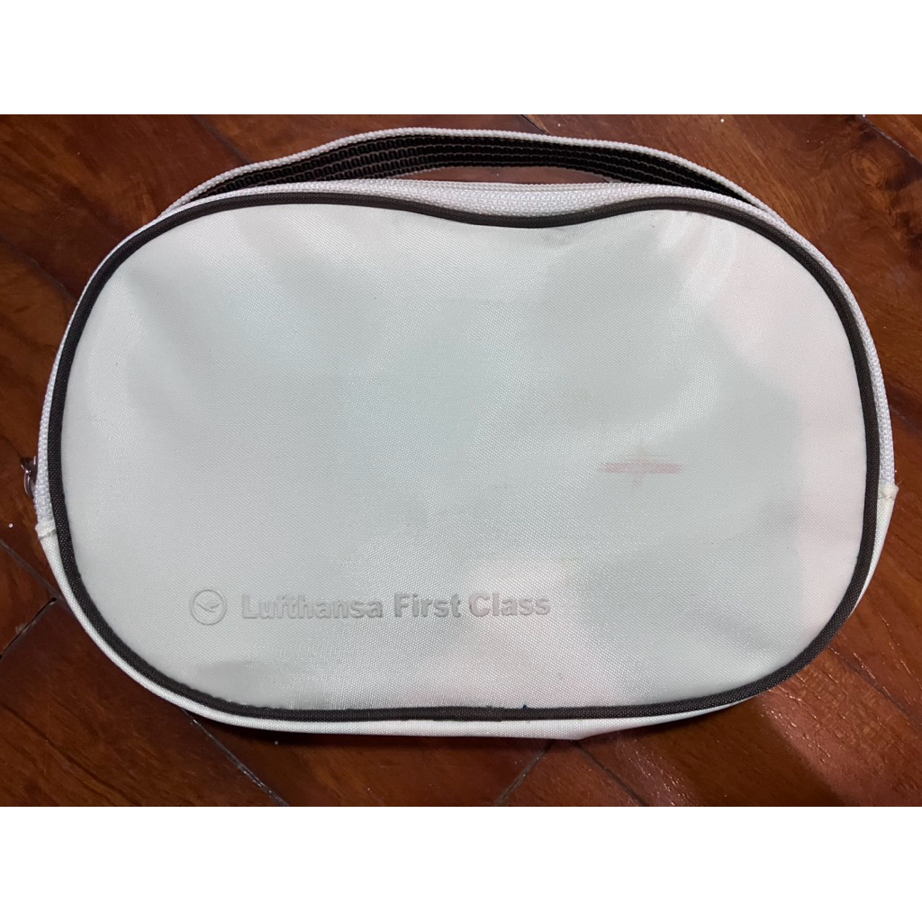 Lufthansa First class Amenity kit From Bogner มีรอยนิดหน่อยตามภาพ แต่เป็นของใหม่ยังไม่ได้แกะ