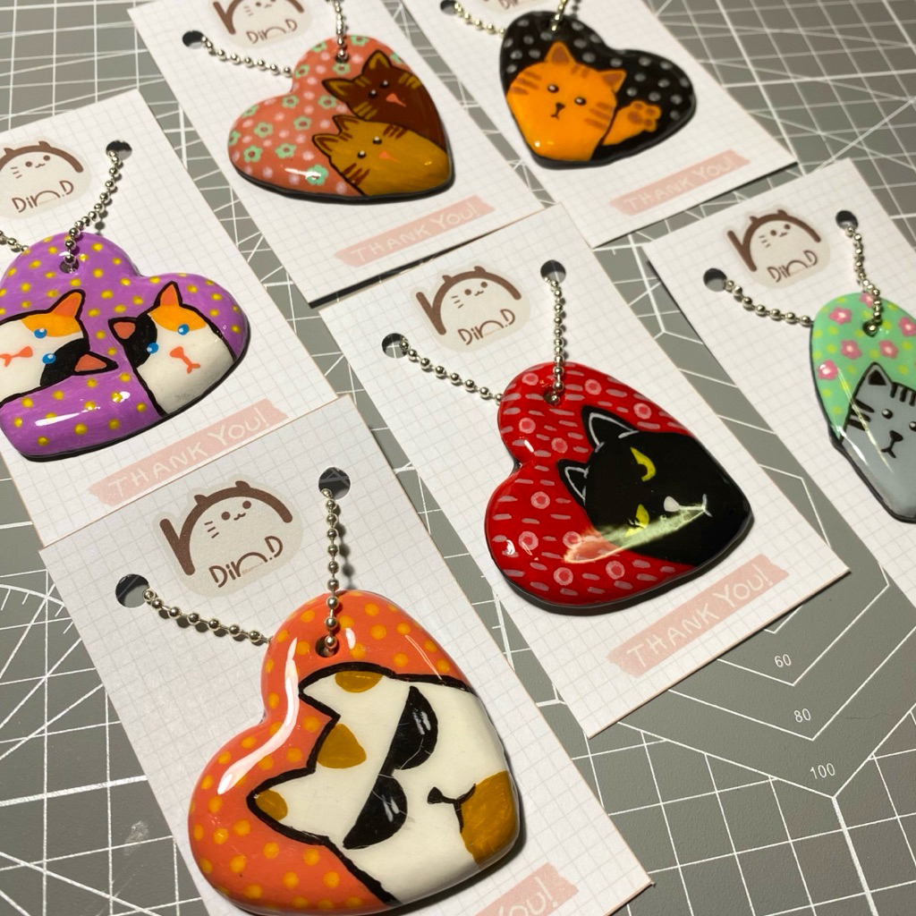 พร้อมส่ง 🫶🏻 ดินปั้นแฮนด์เมด พวงกุญแจดินปั้นรูปหัวใจ 🐈💖 เพ้นท์ลายน้องแมวสุดคูล! 🎨🖌️ ปั้นจากดินเยื่อกร