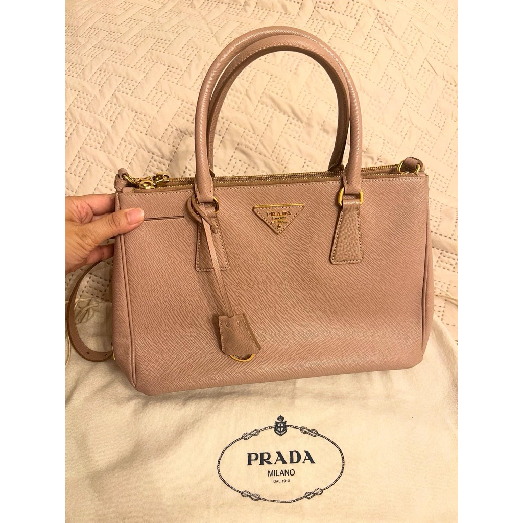 Prada Saffiano 30 สี Cameo สวยยย น่ารักมากก 🩷 15900 บาท