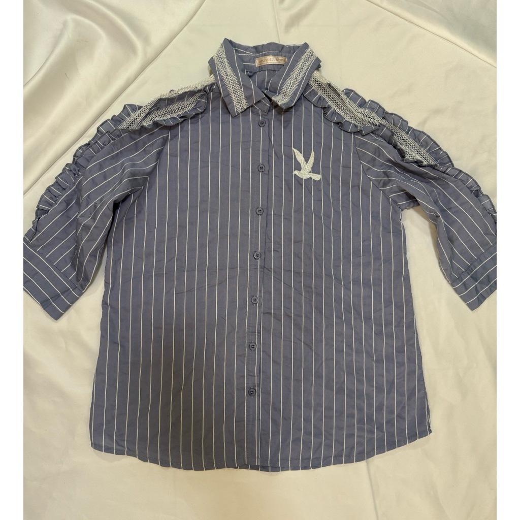 Dollydell storeเสื้อเชิ้ตลายทางสีน้ำเงินและขาวที่มีแขนเสื้อแต่งระบายและลายปักนกสีขาว