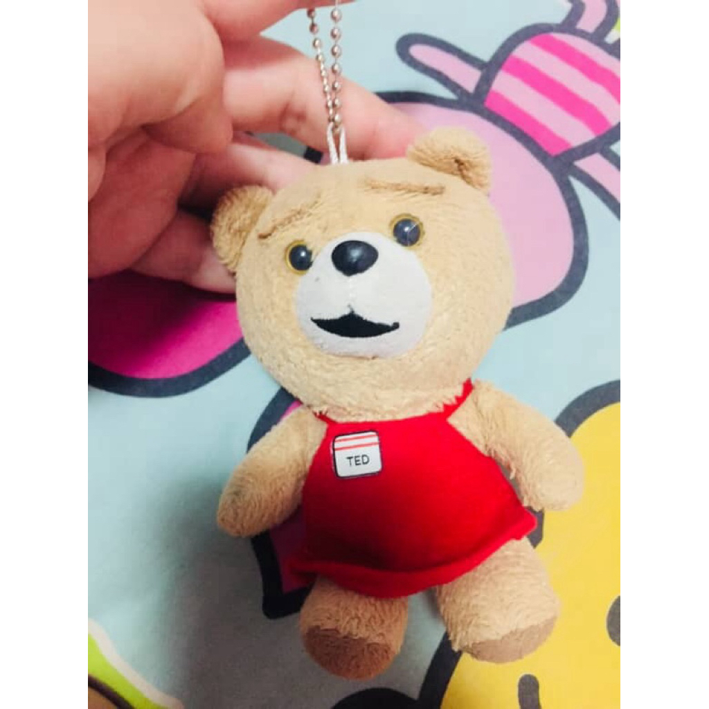 ตุ๊กตาพวงกุญแจที่อยู่ในภาพคือ Ted ซึ่งเป็นตัวละครหมีเท็ดดี้แบร์จากภาพยนตร์เรื่อง Ted