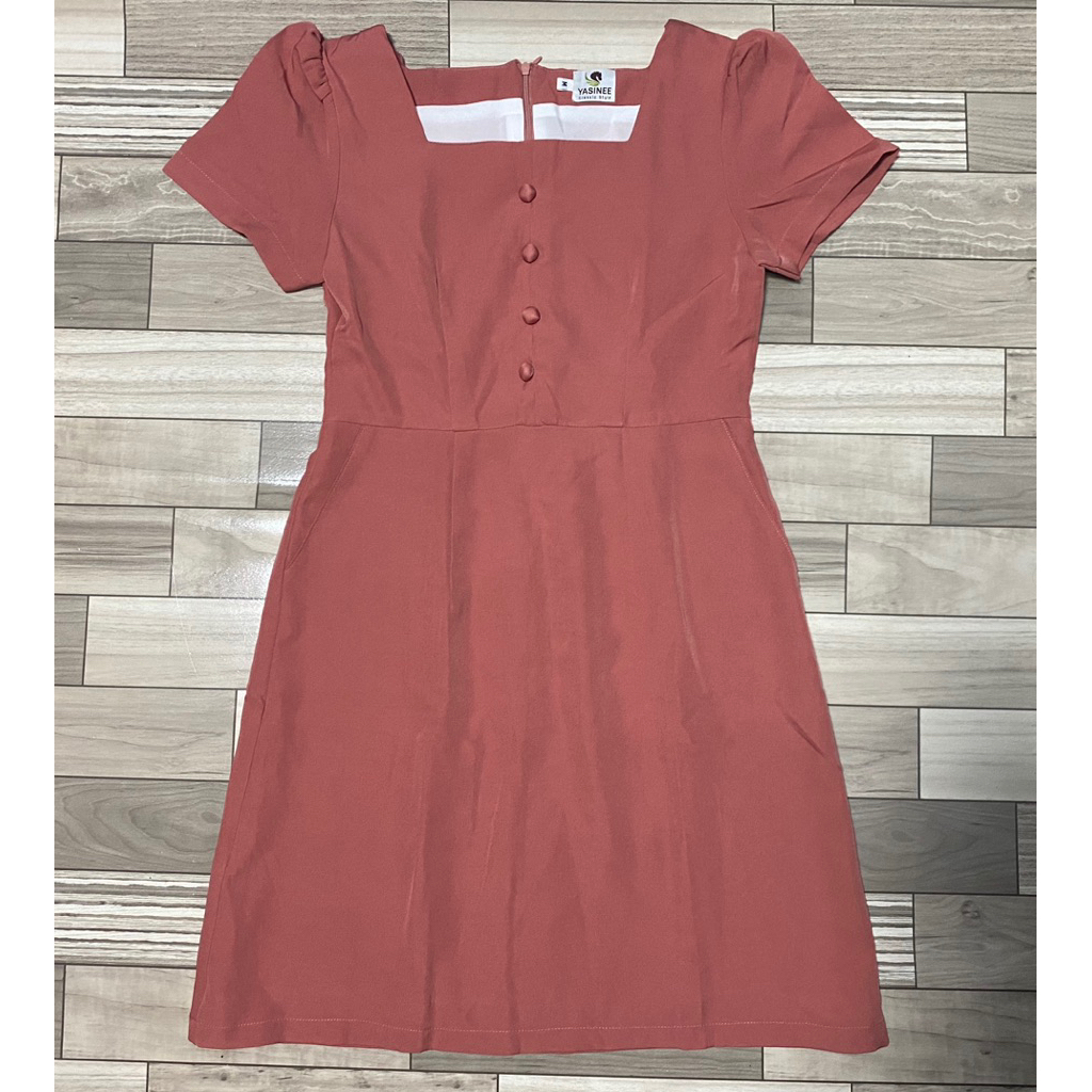 ชุดเดรสทำงานแขนสั้นคอเหลี่ยมสีชมพู มีกระเป๋าด้านข้าง งานป้าย Yasinee size M อก 34 เอว 29 สะโพก 38 คว