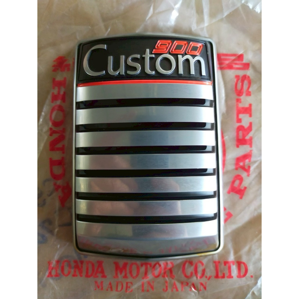 **สินค้ามีตำหนิ ** โลโก้ หน้ารถ Honda C900Custom คัสต้อม แท้ใหม่ นอกห่อ Made in japan
