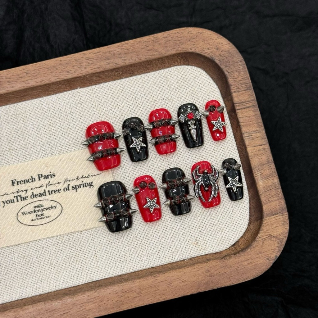 ฟรีกาว🍎Handmade A3083 Halloweenสไตล์ พังค์ร็อก (Punk / Rock Style) โทนแดง-ดำ ตกแต่งด้วยหมุดโลหะ ดาว และดีเทลหนามสุดเท่ 💀