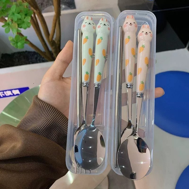 (มีส่งด่วน)  ชุดช้อนส้อมสแตนเลส สไตล์น่ารักสร้างสรรค์กระต่ายแครอทนักเรียนกลางแจ้งพกพาตะเกียบช้อนส้อมสามชิ้น