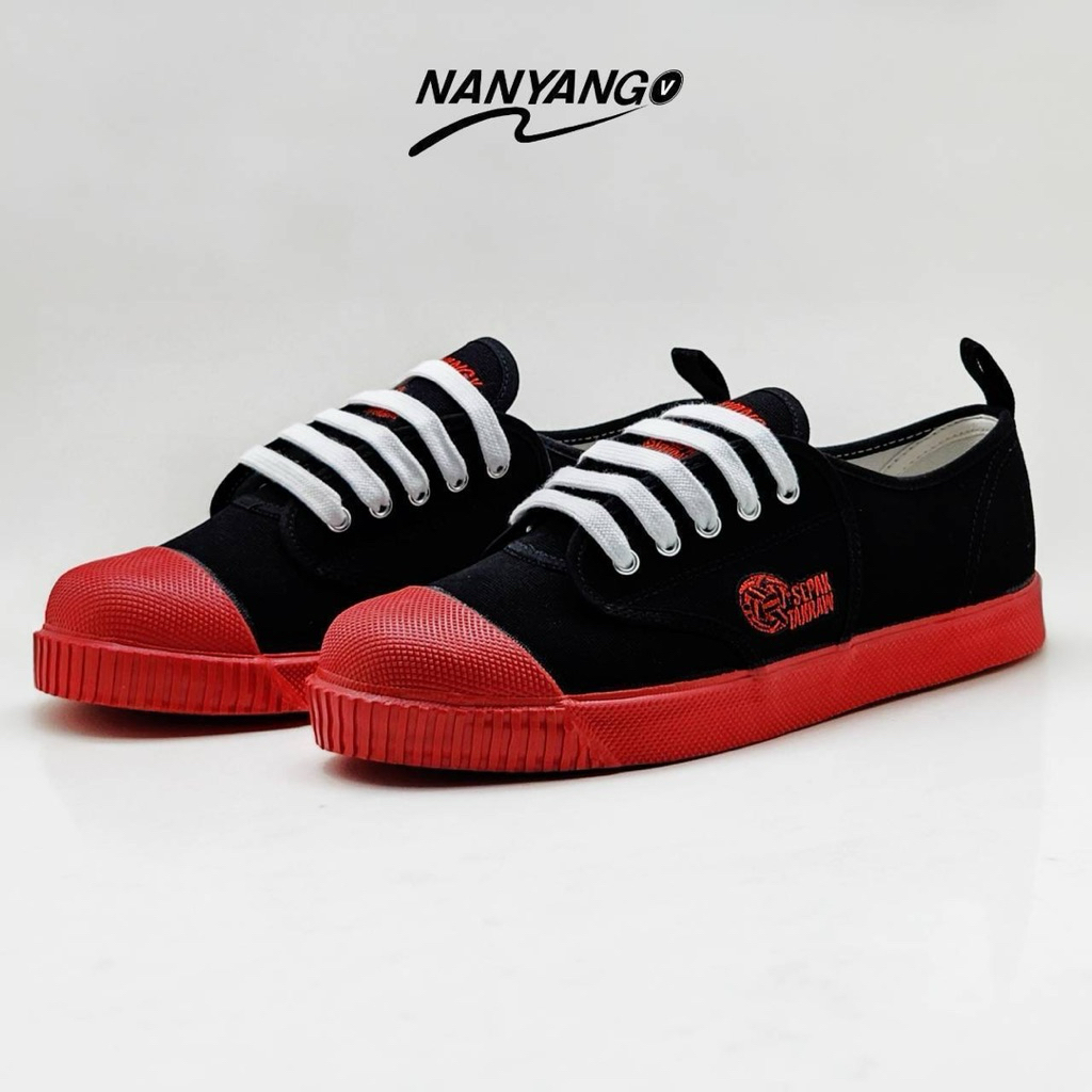NanyangPK5205Sรองเท้าตะกร้อสีดำแดง/สีครีมเบสเบายึดเกาะดีใส่เรียนใส่กีฬาเท่ทนทานของแท้100%ไซส์38ถึง47