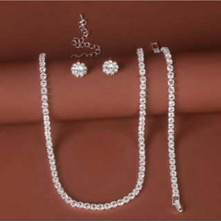 ชุดสร้อยคอ สร้อยข้อมือ ต่างหูเพชรสีขาววิบวับ พร้อมส่งจากกรุง…