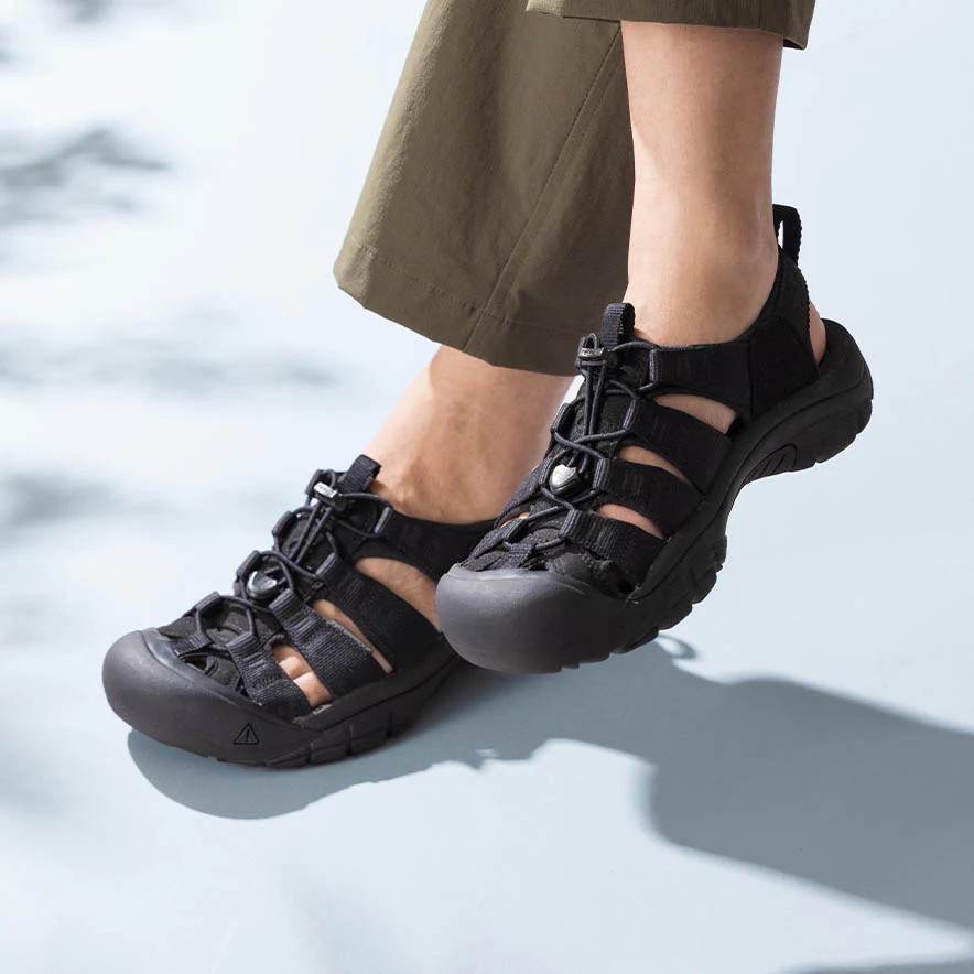 Keen รองเท้าผู้หญิง รุ่น Women's NEWPORT H2 (TRIPLE BLACK) - รูปที่ 4