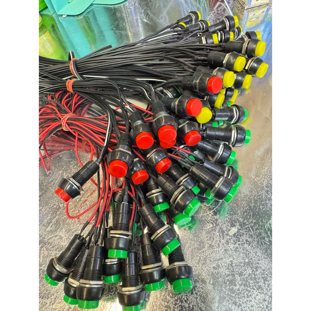 สวิตช์กดติดปลอ่ยดับ(ต่อสาย) DC12-24v สำหรับใช้งานอเนกประสงค์รถยนต์