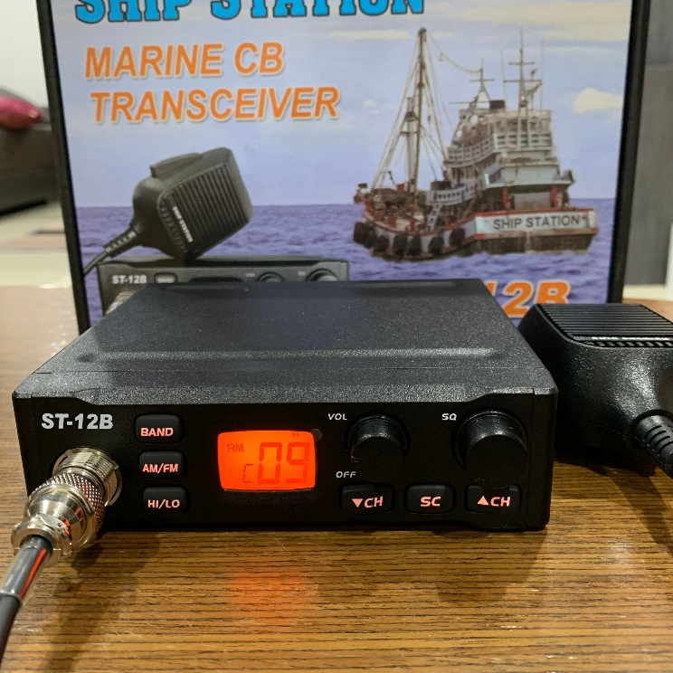 วิทยุมดดำในเรือ 27Mhz เครื่องมีทะเบียน มีช่องพิเศษ ช่องตรงกับSuperStar 240ช่อง และเพิ่มช่องลับอีก300ช่อง