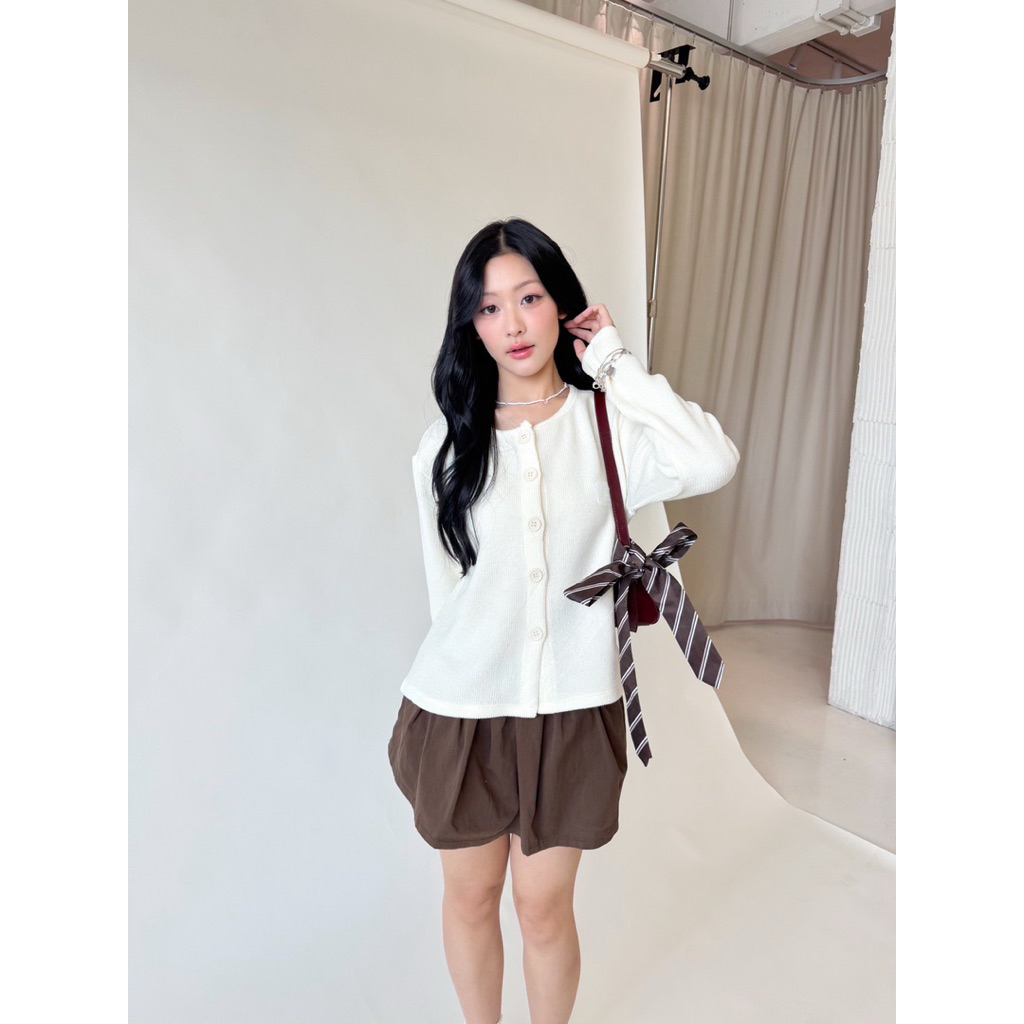 Mamildya.shop  เสื้อคาดิแกนแขนยาวผ้ายืดหยุ่นติดลูกไม้ที่อก/ E2-5/COOK-ยาวขาว⚫ ราคา ถูกที่สุด ดีลบีเคเค แกลเลอรีภาพที่ 5