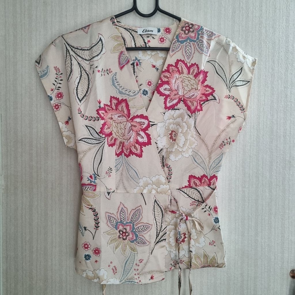 Chacha factory:  เสื้อ Etam(แท้) คอวี ลายดอก