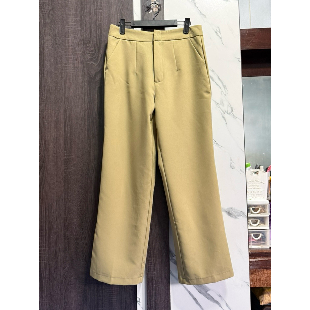 ส่งต่อเสื้อผ้ามือสอง กางเกงขายาวสีเขียวโอลีฟ ป้าย SM Shop Size L ราคา 80 บาท