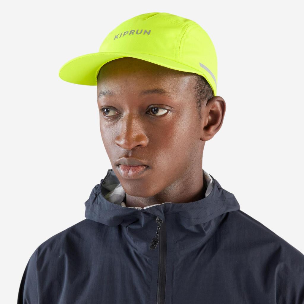 หมวกวิ่ง สีนีออน KIPRUN Adult Running Rain Cap KIPRUN Water Repellent 5 Panel Yellow