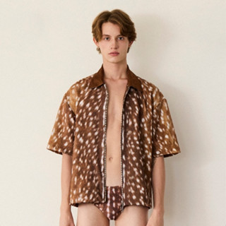 Hunter Studios - เสื้อเชิ้ตซิป ทรงหลวม แขนสั้น พิมพ์ลายขนกวา…