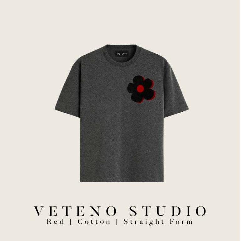 เสื้อยืดแขนสั้น VETENO STUDIO GREY TSHIRT - BLACK DAISY EMB