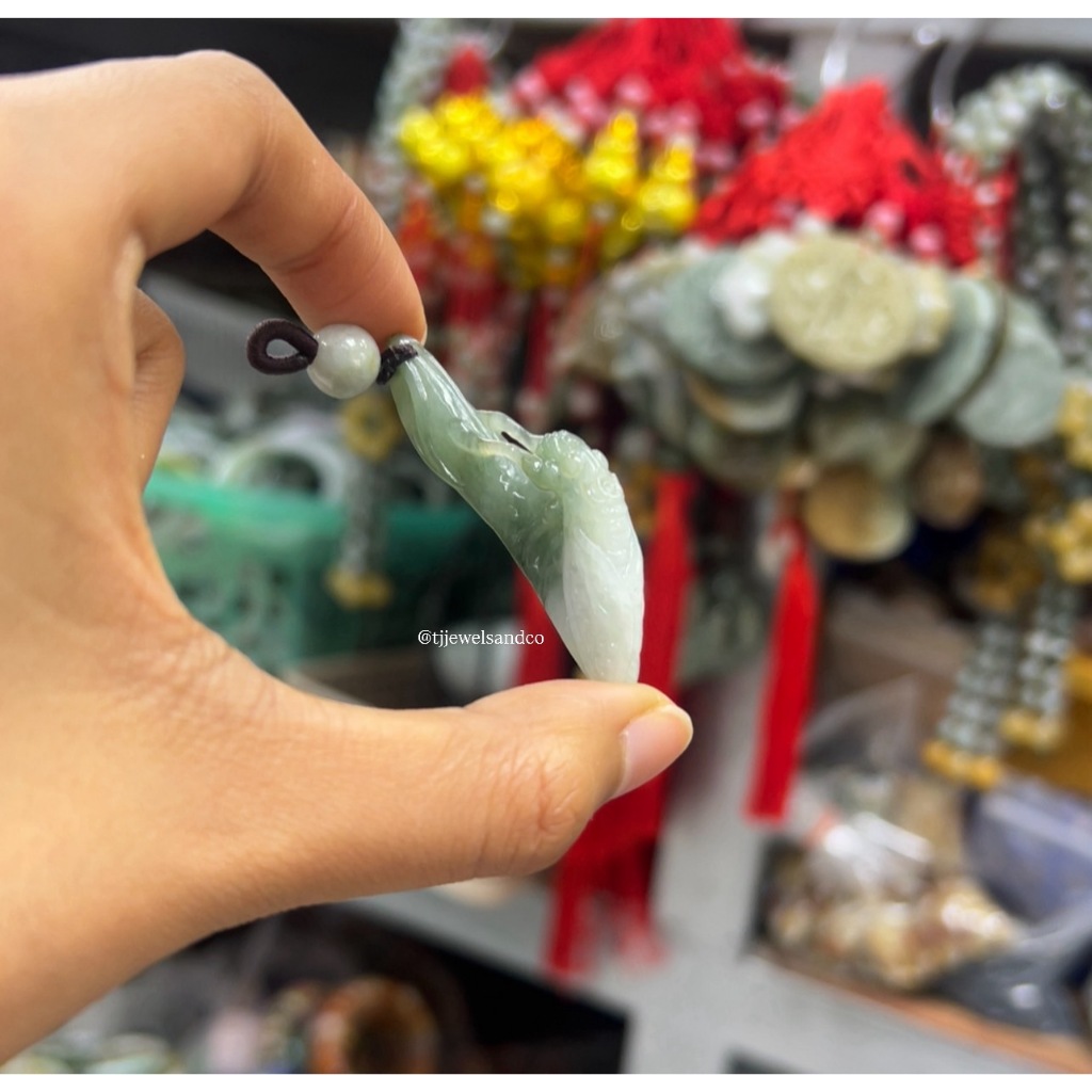 Celestial Cicada Charm  จี้แกะสลักจั๊กจั่นเกาะใบไม้ หยกเจไดต์ Cicada on Leaf Pendant