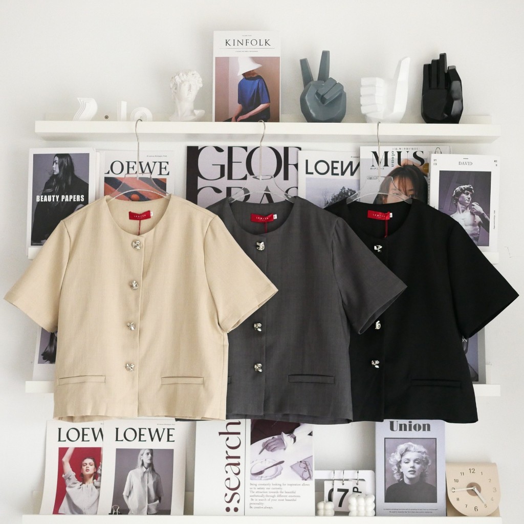 Lawyer Store | [5301661] เสื้อคอกลม แขนสั้น กระดุมหน้า ใช้งานได้จริง กระเป่าแต่งหลอก มีซับในให้ทั้งตัว ดีไซน์เรียบหรู