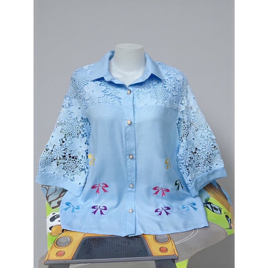 👚 เสื้อลูกไม้ผู้หญิง ผ้าลินินผสมฝ้าย อก38-42/44-46/48-52นิ้วปักลายโบว์แขนสามส่วนคอปกใส่ทำบุญ เข้าวัด