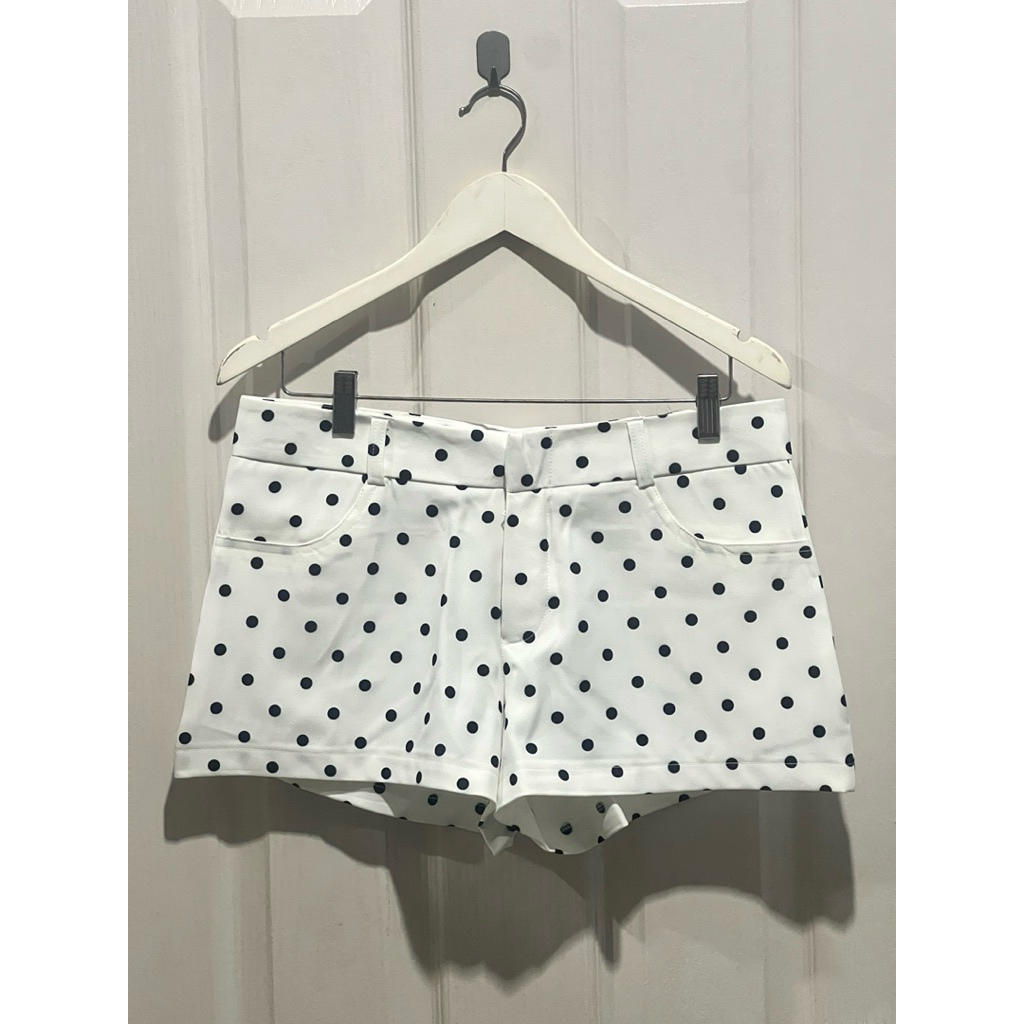 ส่งต่อ กางเกงขาสั้นลายจุดสีขาว Polar.bkk size XL ของใหม่ไม่เคยใส่ ไม่มีตำหนิ