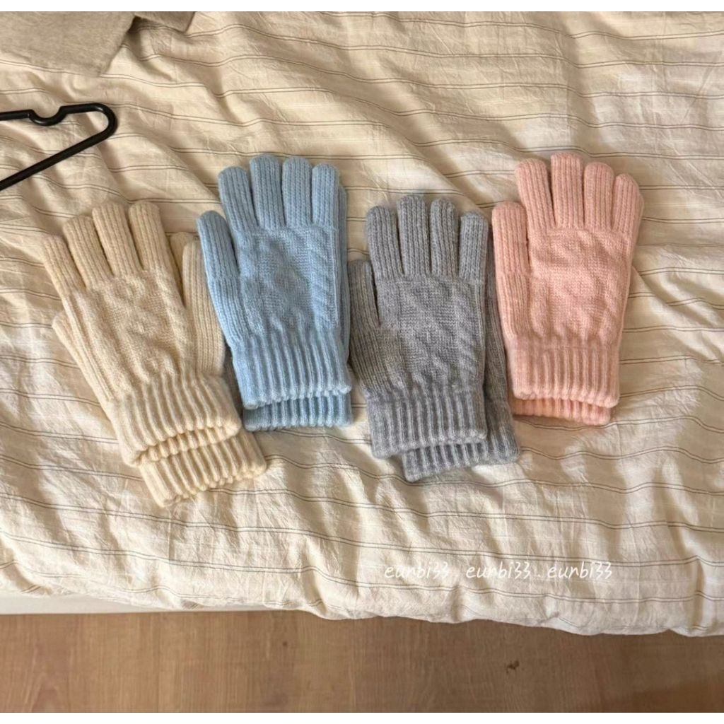 June knit grove ถุงมือรุ่นใหม่ สุดคิ้วท์ สีน่ารักมาก กันหนาวได้ดีค่ะ