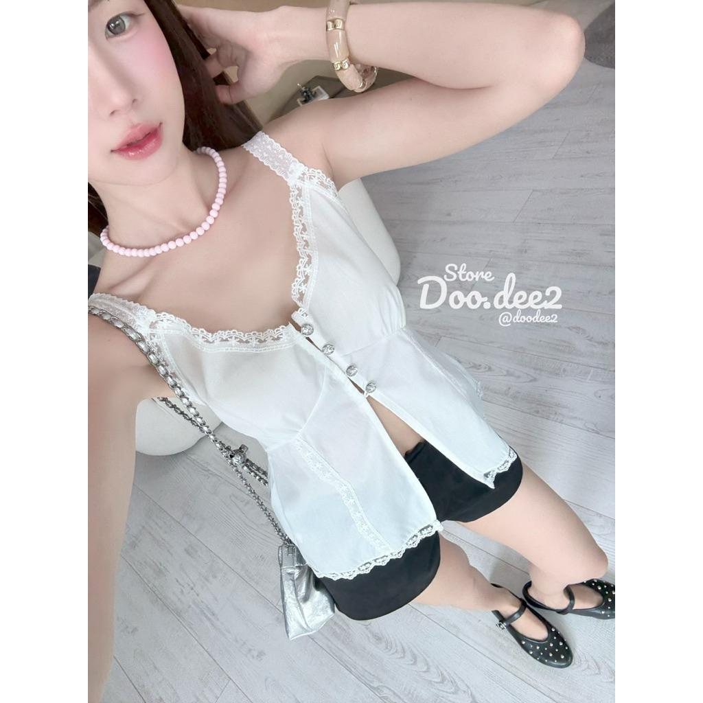 ♦️DOODEE2♦️เสื้อสายเดี่ยวผ่าหน้าแต่งลูกไม้ ติดกระดุมหน้า ผ้าคอนตอน