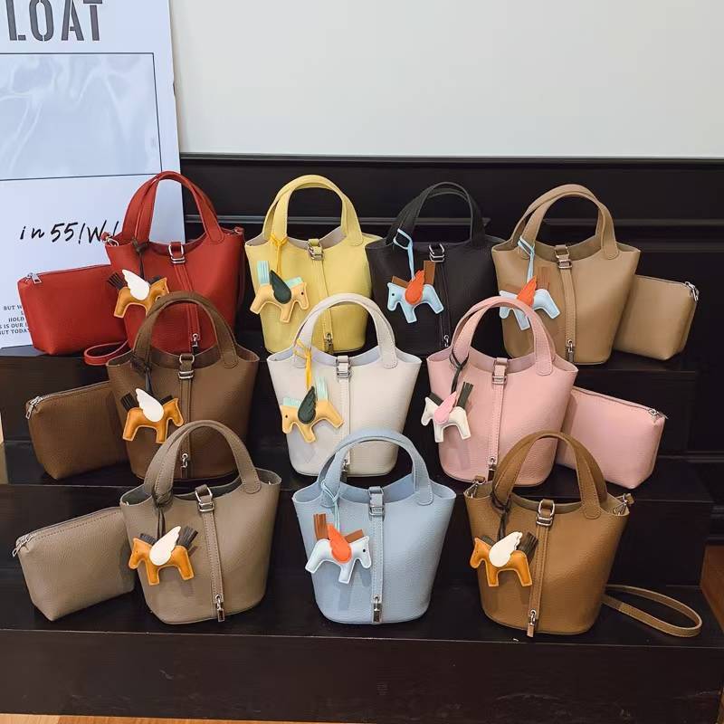 กระเป๋าถังเเถมฟรีชาร์มรูปม้า มี  7 สี มาพร้อมกระเป๋าใบเล็กด้านใน ใช้งานเเบบถือเเละสะพายข้าง วัสดุหน้งเเต่งกุญเเจ