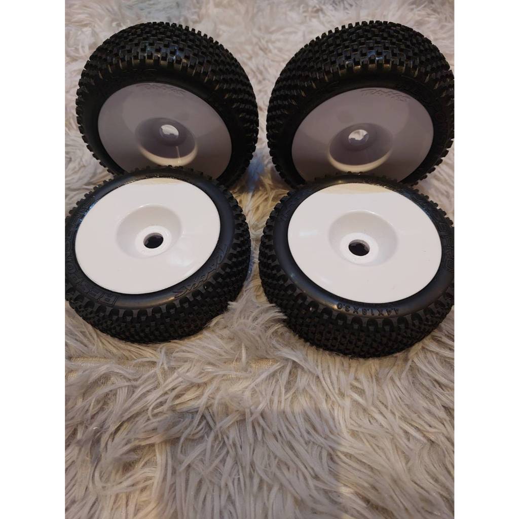 TRAXXAS 9074-WHT 3.0" White Dished Wheels w/ Response Pro Tires 1 Set 4 ล้อ(สินค้าใหม่ ถอดจากรถคันให