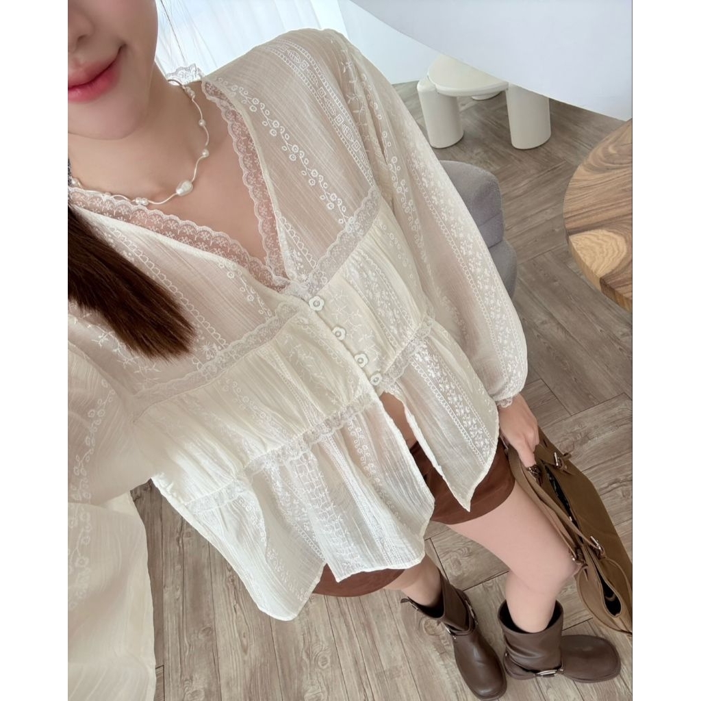 Dolly V-Lace Top เสื้อลูกไม้คอวีที่ใส่ได้หลายโอกาส สวยหวาน แต่งระบายลูกไม้เล็กๆ ที่คอและที่ข้อมือ