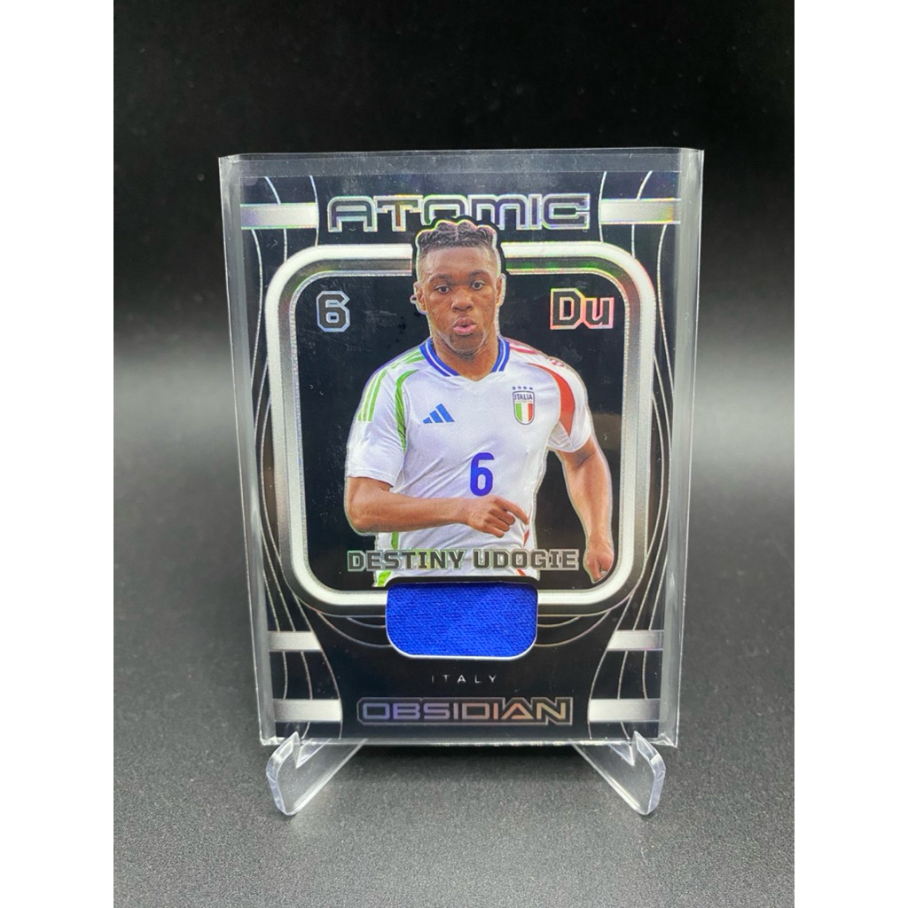 การ์ดฟุตบอล⚽️ Destiny Udogie | 2023-24 Panini Obsidian - Atomic 🇮🇹✨ การ์ดดาวรุ่งพุ่งแรงอิตาลี Destin