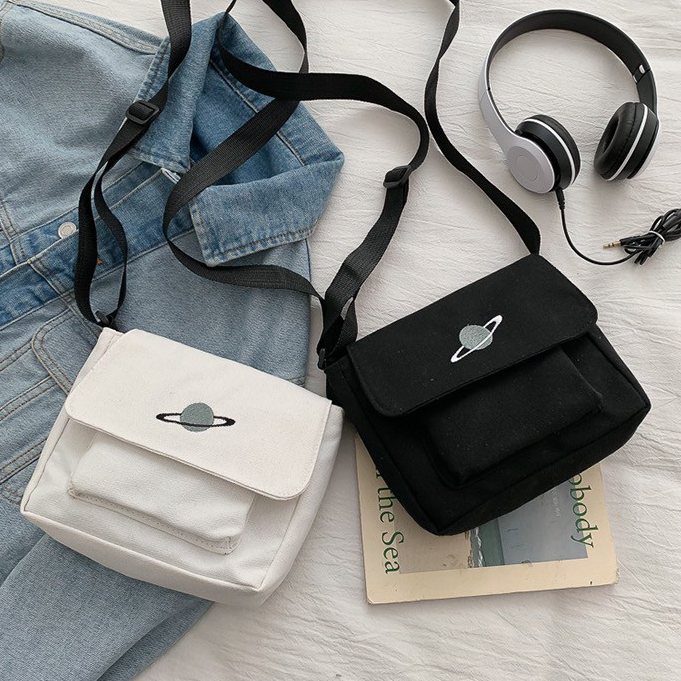 (มีส่งด่วน) tokyosellected(T1618) กระเป๋าสะพายข้างผ้าแคนวาสใบเล็ก ปักลายอวกาศ - รูปที่ 4