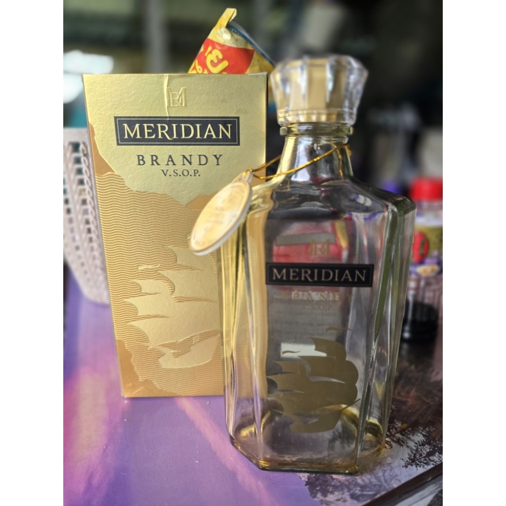 มือสอง ขวดเหล้าเปล่า MERIDIAN BRANDY V.S.O.P พร้อมกล่อง ป้ายห้อยยังอยู่