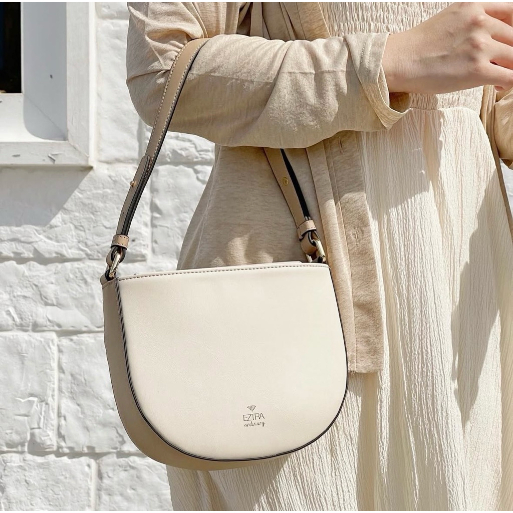 eztra กระเป๋า สีครีม