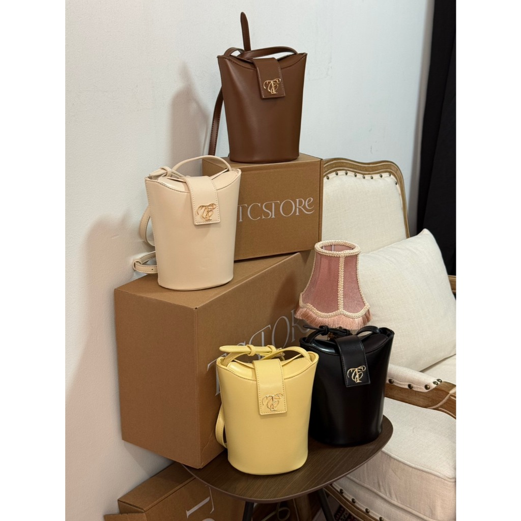 BUCKET BAG กระเป๋าทรงบัคเก็ตดีไซน์มินิมอลแต่มีดีเทลโลโก้ทองสุดหรู