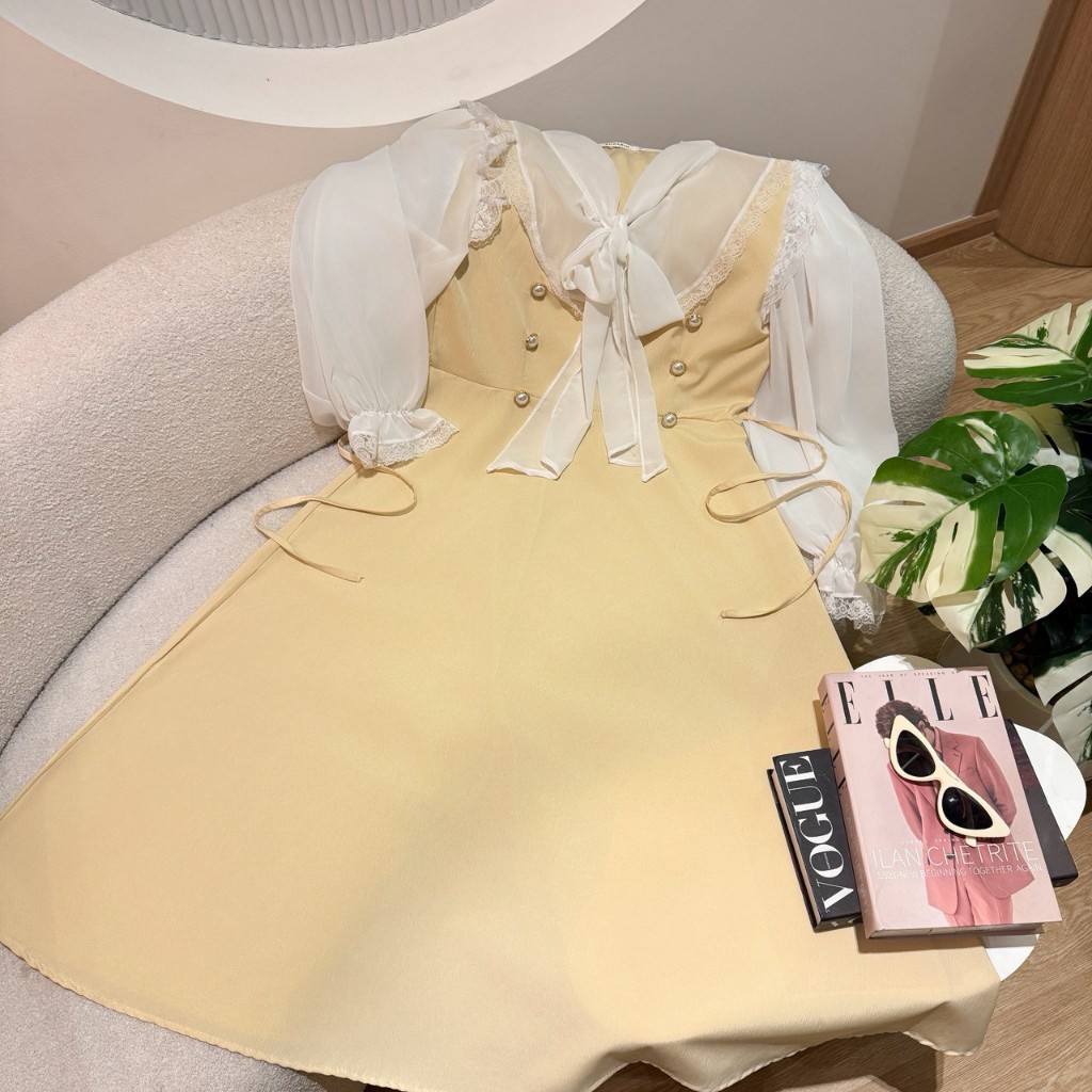 สินค้าพร้อมส่ง เดรสยาว ผ้าครัช แขนยาวผ้าซีฟอง อกแต่งระบายลูกไม้ แต่งกระดุมมุกหน้า ผูกโบว์หน้า พร้อมสายผูกเอว A7115