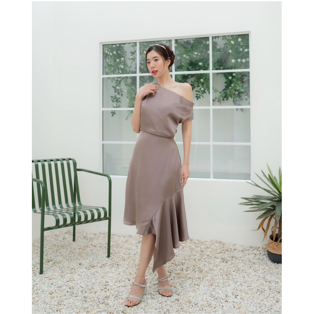 มือ2:เดรสปาดไหล่ Size.M รุ่นLucy dress จากร้านvenusp.style